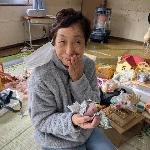 写真：焼き芋をたべる方